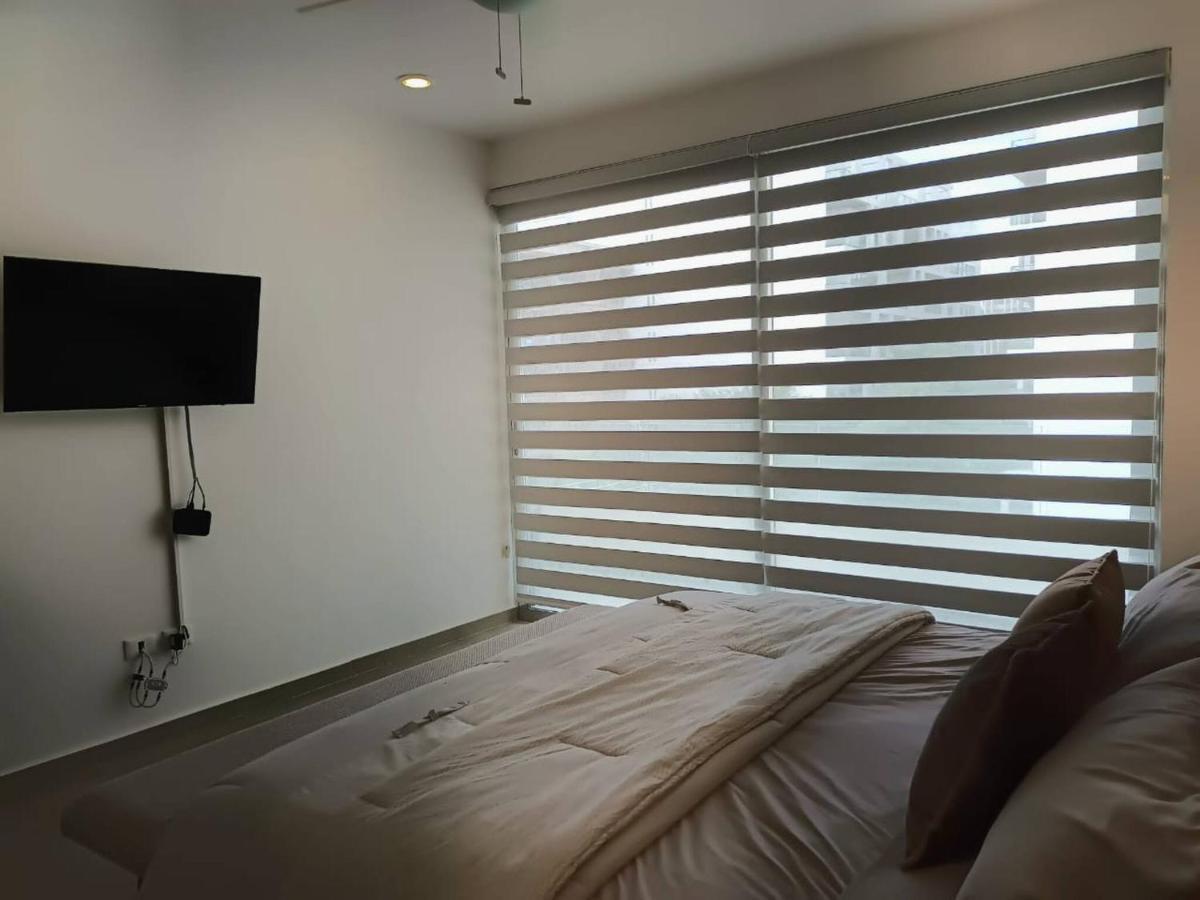 One Bedroom, Great Location Steps From The Beachh, Beautiful Roof View Apartment Playa del Carmen