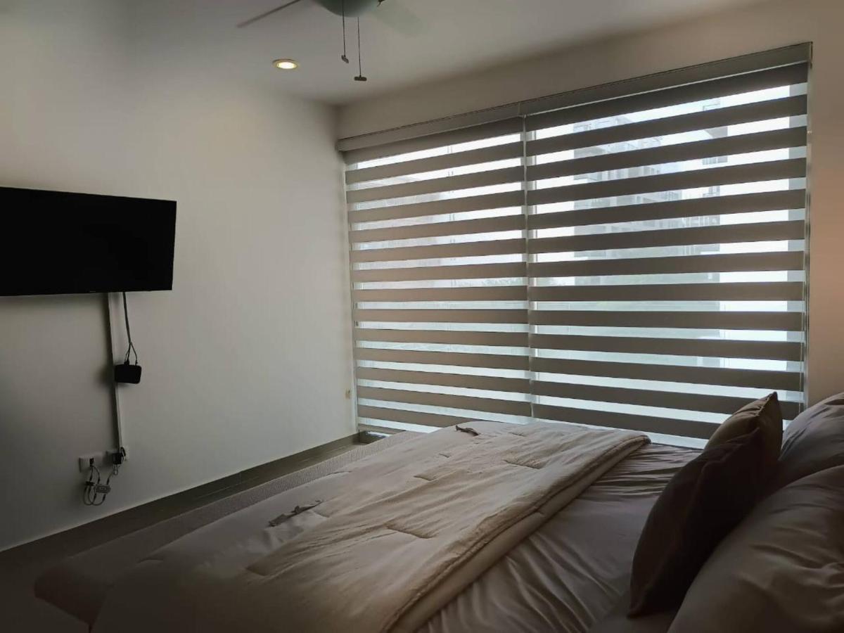 One Bedroom, Great Location Steps From The Beachh, Beautiful Roof View *