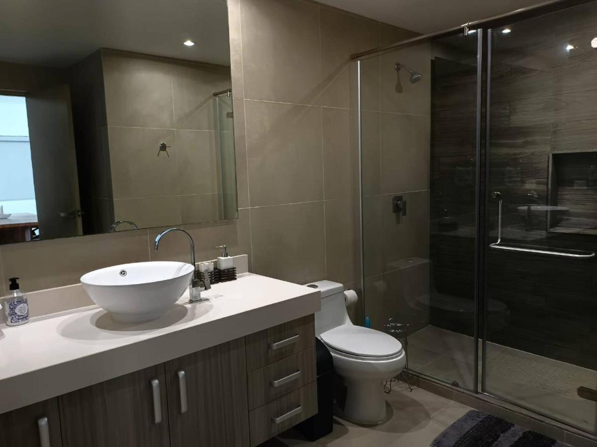 Apartment One Bedroom, Great Location Steps From The Beachh, Beautiful Roof View *